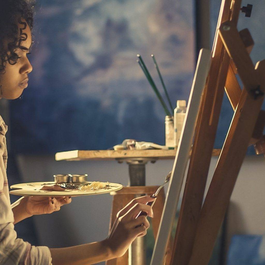 Descubre cómo la pintura proporciona calma y concentración, permitiendo desconectar de la rutina, cuidarse a uno mismo y favorecer el bienestar a largo plazo